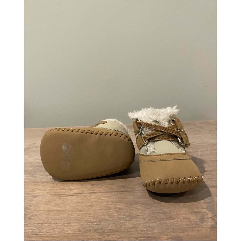 ** LEAVING TODAY** Infant fuzzy booties - Picture 2 of 6